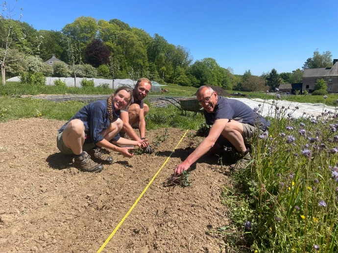 Madeleine, Jean-Baptiste et Luc travaillant dans le champ