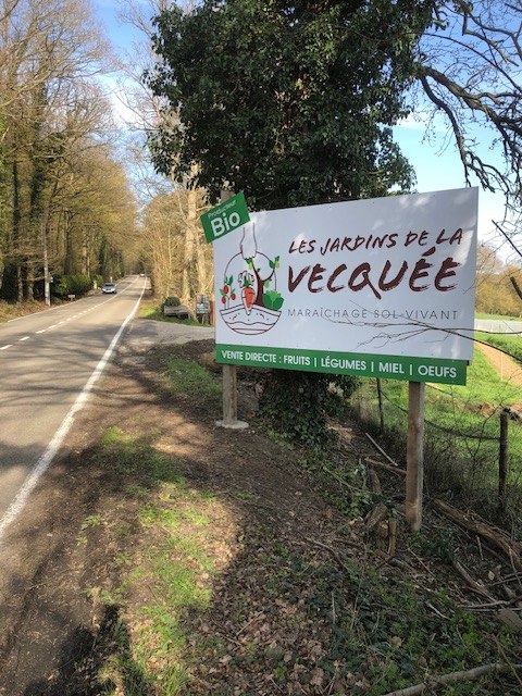 Panneau à l'entrée des Jardins de la Vecquée