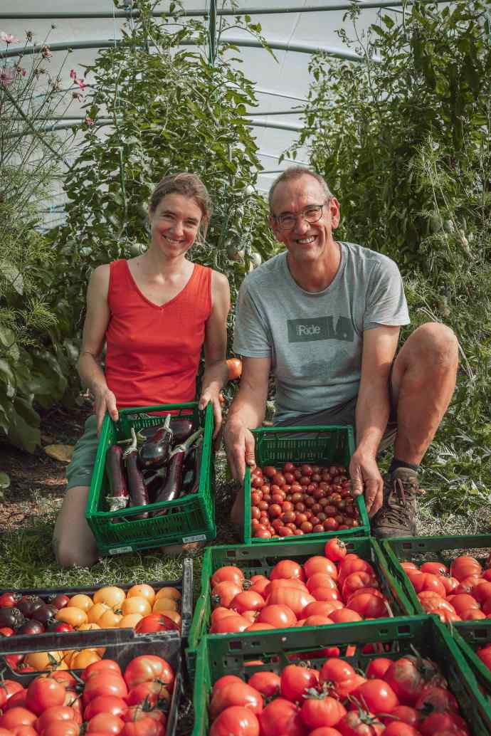 Madeleine et Luc avec des bacs de Légumes bio